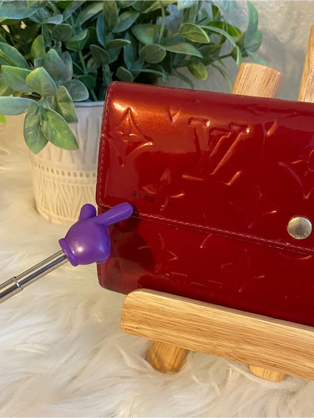 Louis Vuitton Monogram Vernis Sarah Wallet in Pomme d'Amour red patent leather